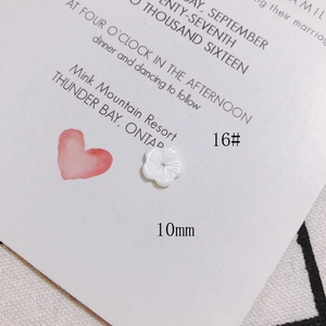 Vue macro d'une fleur en nacre blanche de 10mm pour la création de bijoux et l'artisanat