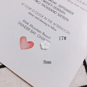 Détail macro d'une fleur en nacre de 8mm pour bijoux DIY avec texture sculptée à 5 pétales