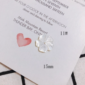 Dettaglio di un fiore in madreperla bianca da 15 mm per la creazione di gioielli fai da te