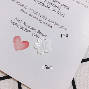 Dettaglio di un fiore in madreperla bianca da 15mm per la creazione di gioielli fai da te