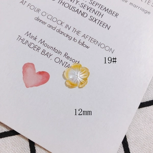 Dettaglio di una perla a forma di fiore giallo a cinque petali da 12 mm per gioielli DIY