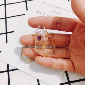 Pendaglio in resina fatto a mano con fiori secchi viola, foglia d'oro e perla