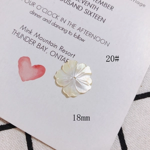 Dettaglio di un fiore in madreperla da 18mm a cinque petali per creazione di gioielli