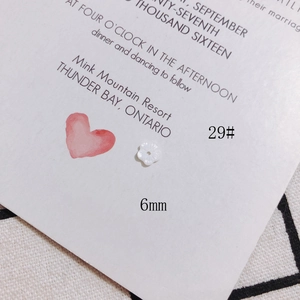 Détail d'une fleur de nacre sculptée de 6 mm pour la création de bijoux DIY