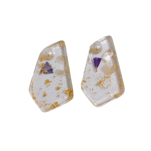 Orecchini in resina fatti a mano con fiori viola secchi, foglia d'oro e perle su bianco