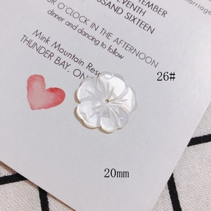 Dettaglio macro di un fiore in madreperla bianca da 20mm per la creazione di gioielli