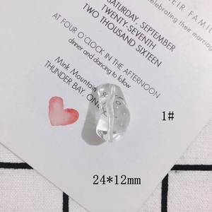 Dettaglio di perla acrilica trasparente 24x12mm per orecchini fai-da-te su carta bianca