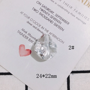 Vista dettagliata delle perle acriliche irregolari 24x22mm per orecchini fai-da-te