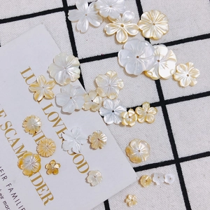 Perline a fiore in conchiglia naturale bianca e oro per gioielli e capelli fai da te
