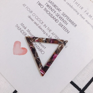 Détail d'un pendentif triangulaire en acétate avec motif marbré pour création de bijoux