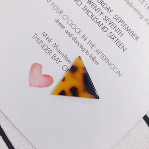 Vue macro d'un pendentif triangle en acétate écaille pour boucles d'oreilles et bijoux DIY