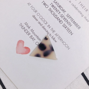 Vue détaillée du pendentif triangle en résine écaille pour création de bijoux DIY