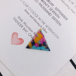 Vue macro d'un pendentif triangulaire coloré en acétate pour bijoux DIY et boucles
