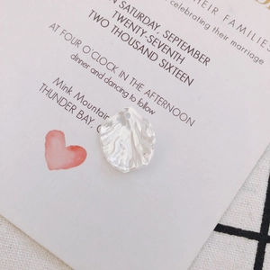Λεπτομέρεια από λευκά ακρυλικά πέταλα σε σχήμα κοχυλιού με τρύπες για DIY κατασκευή κοσμημάτων