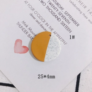 Detailaufnahme runder Terrazzo-Ohrringanhänger in Senfgelb und Weiß für DIY-Schmuck