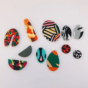 Amuletos geométricos abstractos de colores para crear pendientes y joyería artesanal