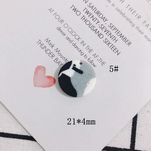 Detail eines 21x4mm runden DIY-Ohrring-Anhängers mit schwarz-weißem Marmormuster