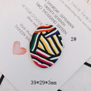 Detalle de dije ovalado irregular de 39x29mm con rayas de colores estilo pintura al óleo DIY