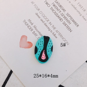 Detalle de colgante DIY verde menta con rayas negras y puntos rosas, 25x16mm