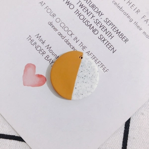 Minimalistischer DIY-Ohrring-Anhänger mit gelbem und schwarz gesprenkeltem Patchwork