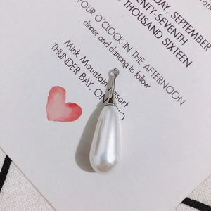 Dettaglio di ciondolo a perla a goccia con chiusura in argento per gioielli fai-da-te