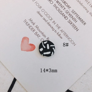 Detalle de cuenta redonda de resina en blanco y negro tamaño 14x3mm para pendientes DIY