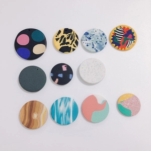 Buntes Set aus Polymer-Ton-Anhängern für Ohrringe mit geometrischen Mustern und Leopardenprint
