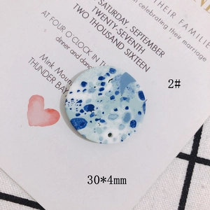 Nahaufnahme eines 30x4mm blau-weißen Terrazzo-Ohrring-Anhängers mit Loch für DIY-Schmuck