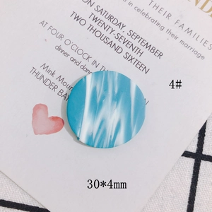 Detailansicht des 30mm runden DIY-Ohrringzubehörs mit blauem Marmormuster aus Acryl
