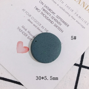 Nahaufnahme eines 30x5,5mm dunkelgrünen runden DIY-Ohrringanhängers mit schwarzer Spritztextur