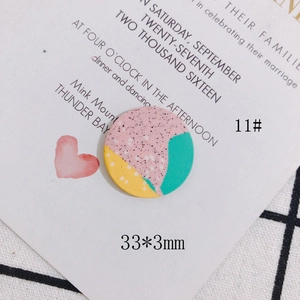 Nahaufnahme der 33mm runden geometrischen Ohrring-Komponente mit rosa und blauem Kontrast