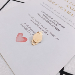 Détail d'un clip d'oreille à ressort plaqué or pour la création de bijoux DIY