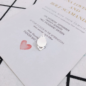 Vue macro d'un support de pendentif rond argenté festonné pour création de bijoux