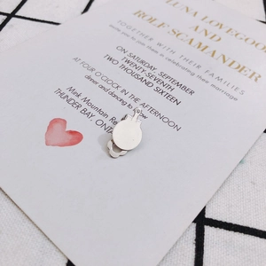 Détail de convertisseurs de boucles d'oreilles à clip argentés avec plateau rond pour DIY