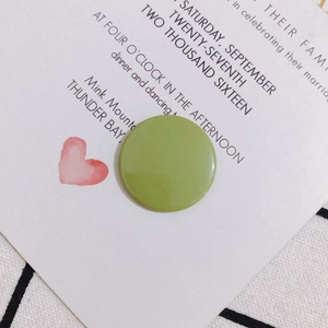 Detalle de disco acrílico redondo verde hierba para joyas DIY en tarjeta blanca
