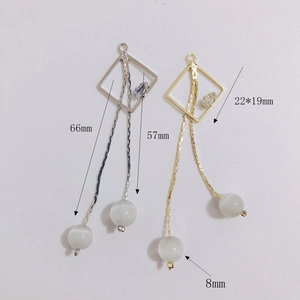Boucles d'oreilles pendantes géométriques avec pierre oeil de chat et pompons longs