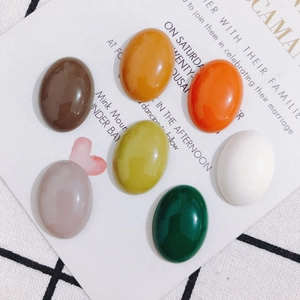 Lot de sept cabochons ovales en résine lisse de couleurs variées pour bijoux DIY