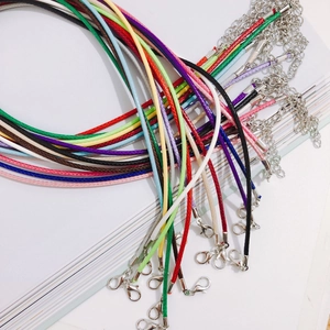 Primer plano de collares de cordón encerado de colores con cierres de mosquetón