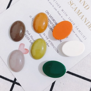 Lot de sept breloques ovales en résine de couleurs variées pour la création de bijoux DIY