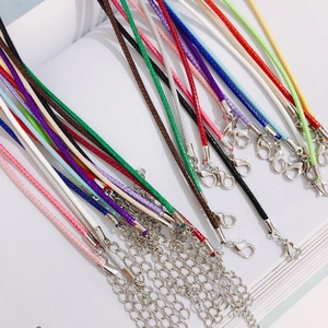 Primer plano de cordones trenzados de colores con cierres de langosta plateados para joyería DIY