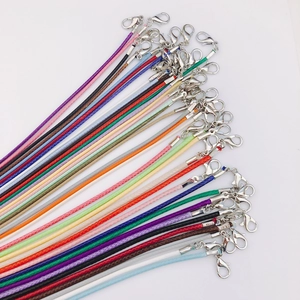 Vista macro de collares de cordón encerado de colores con cierres de langosta plateados