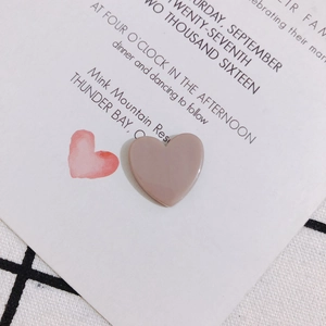 Breloque cœur en acrylique rose brillant pour bijoux DIY sur carte blanche