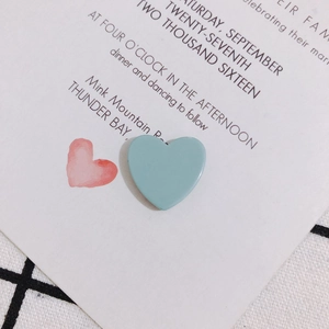 Vue macro d'accessoires en résine en forme de cœur bleu menthe sur carte