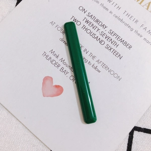 Detalle de la pinza larga para el pelo de acrílico verde oscuro con acabado brillante