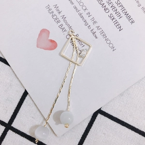 Détails de boucles d'oreilles pendantes dorées avec pierres œil de chat et zircons