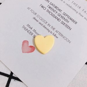 Breloque en acrylique jaune pâle en forme de cœur sur carte décorative pour loisirs créatifs
