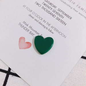 Vue détaillée d'une breloque coeur en acrylique vert foncé brillant pour bijoux DIY et coiffures