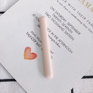 Detalle de tiras de resina en tonos pastel para accesorios de pelo y joyería creativa