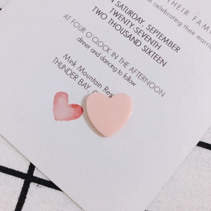 Gros plan de charms cœur en acrylique rose clair pour épingles à cheveux et boucles