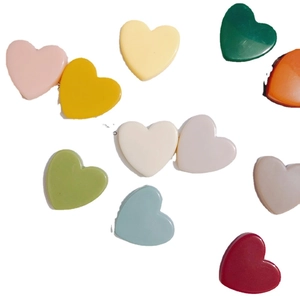 Charm's colorés en acrylique en forme de cœur pour accessoires de bijoux DIY